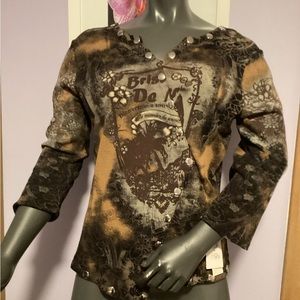 Women’s 3/4 length sleeve top.